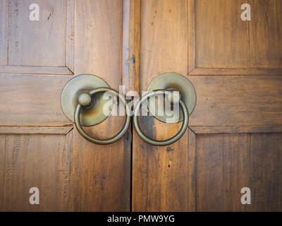 Vintage porte en bois javanais et le bouton Banque D'Images