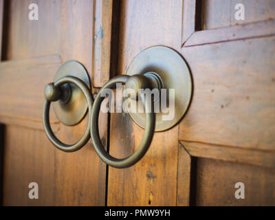 Vintage porte en bois javanais et le bouton Banque D'Images