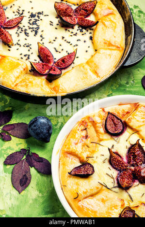 Gâteau d'automne, avec du fromage cottage focaccia italienne et figues Banque D'Images