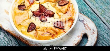 Gâteau d'automne, avec du fromage cottage focaccia italienne et figues Banque D'Images