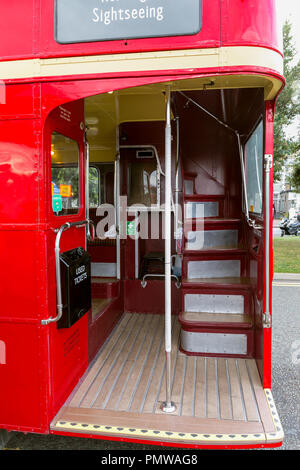 Routemaster bus londres tours utilisés pour le Nord du Pays de Galles Llandudno. Assis à l'attente des passagers aux terminus front de mer de Llandudno. plateforme d'embarquement. Banque D'Images