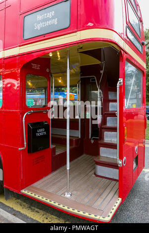 Routemaster bus londres tours utilisés pour le Nord du Pays de Galles Llandudno. Assis à l'attente des passagers aux terminus front de mer de Llandudno. plateforme d'embarquement. Banque D'Images