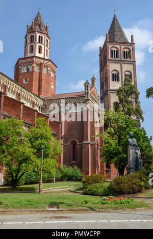 La Basilique de Sant'Andrea à Vercelli, qui a été construit entre 1219 et 1227. L'abbaye possède un style gothique, l'un des premiers en Italie, fusionné avec Lomb Banque D'Images