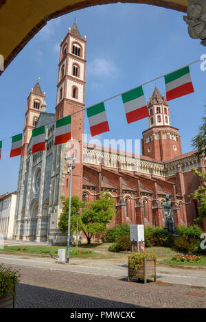 La Basilique de Sant'Andrea à Vercelli, qui a été construit entre 1219 et 1227. L'abbaye possède un style gothique, l'un des premiers en Italie, fusionné avec Lomb Banque D'Images