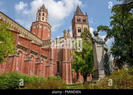 La Basilique de Sant'Andrea à Vercelli, qui a été construit entre 1219 et 1227. L'abbaye possède un style gothique, l'un des premiers en Italie, fusionné avec Lomb Banque D'Images