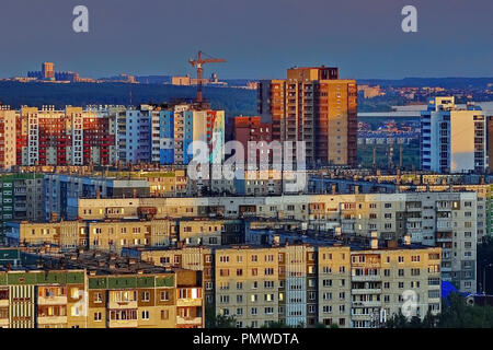 Panorama d'une grande ville de plusieurs étages du bâtiment de la grue, un coin chambre coucher de nuages d'été. La vue du sommet a donné vous pouvez voir le lac Banque D'Images