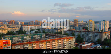 Panorama d'une grande ville de plusieurs étages du bâtiment de la grue, un coin chambre coucher de nuages d'été. La vue du sommet a donné vous pouvez voir le lac Banque D'Images