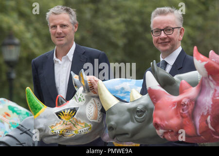 Secrétaire de l'environnement Michael Gove (droite) et Zac Goldsmith avec Tusk Trust rhino art statues à l'extérieur du Foreign Office à Londres, avant la conférence sur le commerce illicite des espèces sauvages. Banque D'Images