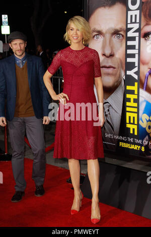 Jenna Elfman lors de la première de Universal Pictures' 'voleur d'identité'. Tenue des arrivées au Mann Village Theater à Westwood, CA, 4 février 2013. Photo par Joe Martinez / PictureLux Banque D'Images