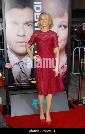 Jenna Elfman lors de la première de Universal Pictures' 'voleur d'identité'. Tenue des arrivées au Mann Village Theater à Westwood, CA, 4 février 2013. Photo par Joe Martinez / PictureLux Banque D'Images