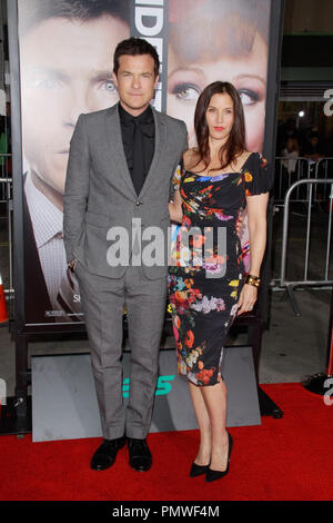 Jason Bateman et son épouse Amanda Anka lors de la première de Universal Pictures' 'voleur d'identité'. Tenue des arrivées au Mann Village Theater à Westwood, CA, 4 février 2013. Photo par Joe Martinez / PictureLux Banque D'Images