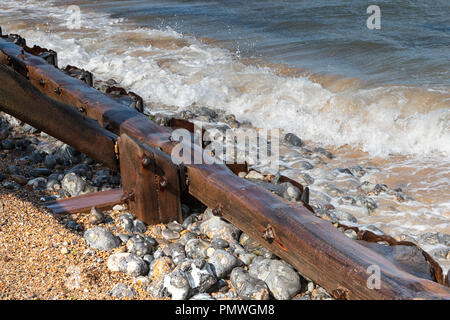 Bois épis et des revêtements, délabré sur West Runton beach, North Norfolk. Banque D'Images