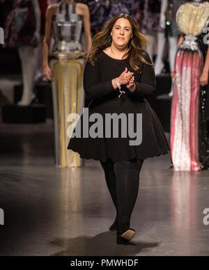 Mary Katrantzou vu au cours de la London Fashion Week. Mary Katrantzou a établi sa marque éponyme en 2008, après avoir étudié l'Architecture à Rhode Island School of Design (USA) et a obtenu son baccalauréat en design textile et une maîtrise dans le domaine de la mode à partir de la Central Saint Martin's (Londres). Banque D'Images