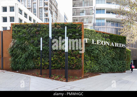 Une grande muraille verte à côté de l'autoroute du Pacifique dans le nord de Sydney. Sa structure à double paroi est remplis de près de 6000 plantes qui véhicule filtre exha Banque D'Images