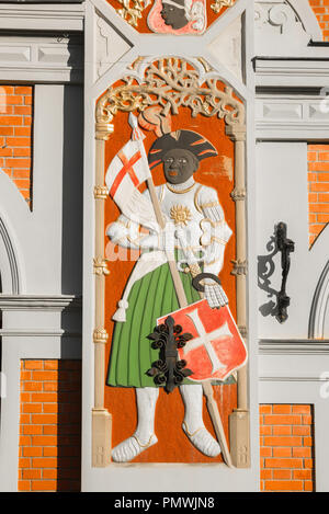 Maison des Têtes Noires à Riga, vue de l'allégement de couleurs St Maurice à côté de l'entrée de la Chambre des points noirs en Ratslaukums Square de la vieille ville de Riga. Banque D'Images