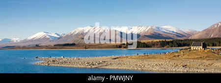 Vue sur le lac Tekapo pittoresque avec sa couleur bleue. Le lac Tekapo est sur l'île du sud de la Nouvelle-Zélande, le district du Mackenzie, Canterbury. Banque D'Images