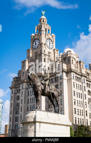 Front de mer de Liverpool Merseyside Pier Head sculpture en bronze statue du roi Édouard VII le piédestal Royal Liver Building construit 1911 Assurance Assurance Banque D'Images