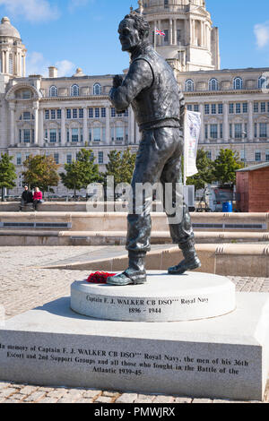 Liverpool Merseyside Pier Head sculpture statue capitaine de la Marine royale en bronze FJ Walker héros de la bataille de l'Atlantique 1938 - 45 LA DEUXIÈME GUERRE MONDIALE Édifice Cunard Banque D'Images