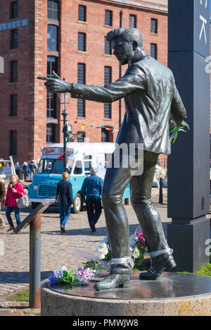 Liverpool Albert Dock statue sculpture Billy Fury 1940 - 83 Rock & Roll autodidacte chanteur auteur-compositeur né Ronald Wycherley par Tom Murphy en 2003 Banque D'Images
