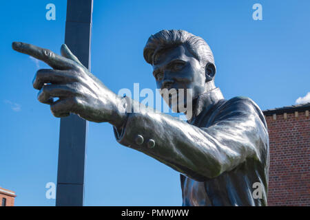 Liverpool Albert Dock statue sculpture Billy Fury 1940 - 83 pop chanteur auteur-compositeur autodidacte né Ronald Wycherley par Tom Murphy en 2003 Banque D'Images