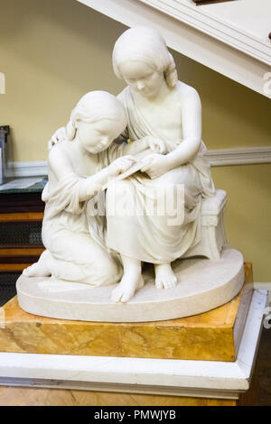 Liverpool Mossley Hill Sudley House construit 1821 art collection statue en marbre Dora & Margaret Naylor lit Lords prayer by Benjamin E Spence 1852 Banque D'Images