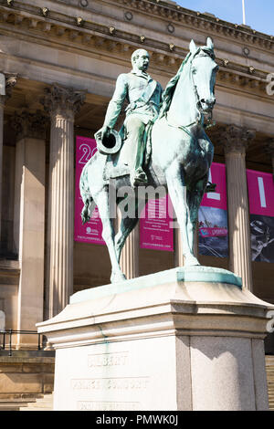 St Georges de Liverpool Lime Street Plateau Hall néoclassique construit 1854 Grade I statue en bronze sculpture plinthe Consort Prince Albert, La Reine Victoria Banque D'Images