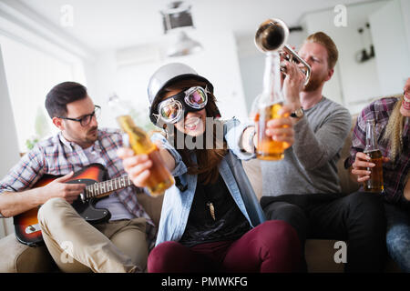 Groupe d'amis s'amuser, faire la fête et boire Banque D'Images