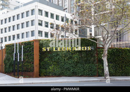 Une grande muraille verte à côté de l'autoroute du Pacifique dans le nord de Sydney. Sa structure à double paroi est remplis de près de 6000 plantes qui véhicule filtre exha Banque D'Images