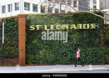 Une grande muraille verte à côté de l'autoroute du Pacifique dans le nord de Sydney. Sa structure à double paroi est remplis de près de 6000 plantes qui véhicule filtre exha Banque D'Images