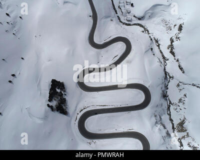 Vue de dessus la liquidation Julier through snow covered mountain, Saint-Moritz, Suisse Banque D'Images