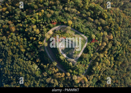 Vue du dessus, Schuttberg Birkenkopf colline entourée par des arbres, Stuttgart, Bade-Wurtemberg, Germ Banque D'Images