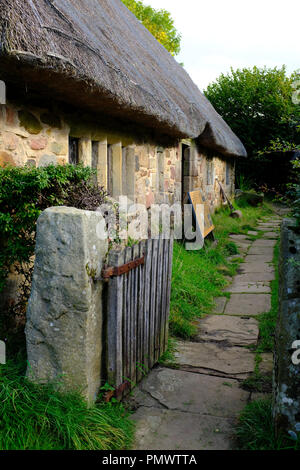 17e siècle cottage - Stag Fin Long house à Ryedale Folk Museum, Hutton le Hole, Yorkshire, UK Banque D'Images