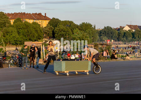 Tempelhofer Feld, scater rouleau à l'ancienne zone de l'aéroport de Tempelhof, jardin urbain, scène alternative, Berlin Banque D'Images