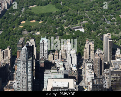 Sunny les tours d'habitation le long de Central Park, New York City, New York, USA Banque D'Images