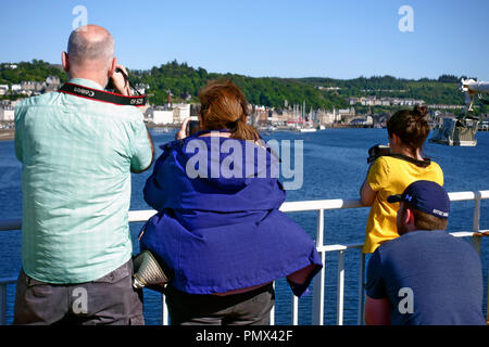 La capture de photos d'Oban que les visiteurs arrivent dans le port de l'Calmac ferry de l'île de Mull Banque D'Images