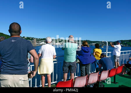 La capture de photos d'Oban que les visiteurs arrivent dans le port de l'Calmac ferry de l'île de Mull Banque D'Images