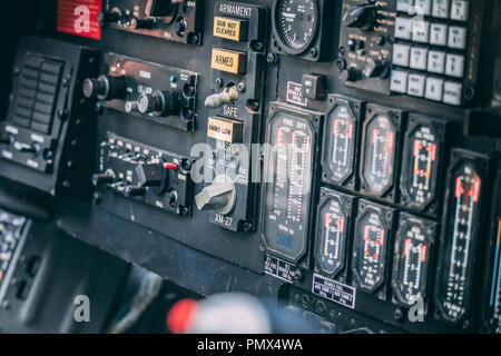 Panneau de contrôle de la planche de bord et l'intérieur d'un poste de pilotage des avions, les détails de la pression, la vitesse, l'altitude et des indicateurs d'urgence. Concept de guerre. Banque D'Images