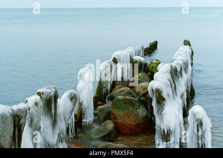 Les brise-lames dans la glace, la glace sur le brise-lames de la mer Banque D'Images