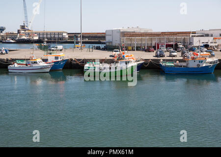 Bateaux de pêche colorés dans le port (port) à Ponta Delgada, île de Sao Miguel aux Açores sur l'Atlantique. Banque D'Images