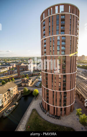 Leeds, Angleterre, Royaume-Uni - 28 juin 2015 : un immeuble moderne avec design références à d'anciens bâtiments industriels en regard de la Leeds et Liverpool C Banque D'Images