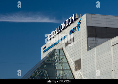 London, England, UK - septembre 2, 2018 : un grand panneau marque l'entrée de parc des expositions ExCeL dans les Docklands de Londres de l'Est. Banque D'Images