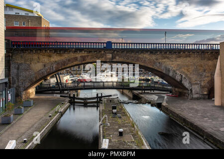 Londres, Angleterre, Royaume-Uni - 14 septembre 2018 : un train Docklands Light Railway formes un flou comme il accélère sur un viaduc sur le Regent's Canal à Limeho Banque D'Images