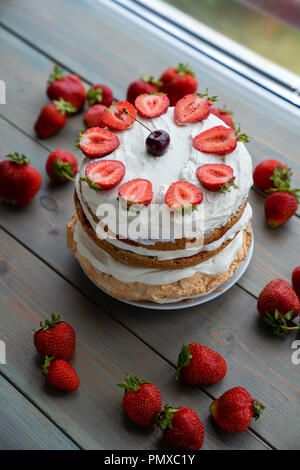 Gâteau aux fraises sur table en bois Banque D'Images