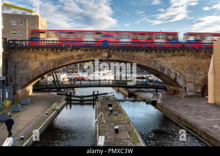 Londres, Angleterre, Royaume-Uni - 14 septembre 2018 : un train Docklands Light Railway formes un flou comme il accélère sur un viaduc sur le Regent's Canal à Limeho Banque D'Images