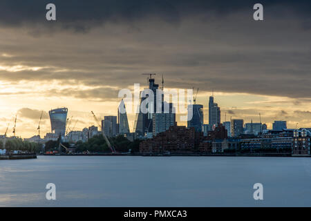 Londres, Angleterre, Royaume-Uni - 14 septembre 2018 : Le soleil se couche derrière les toits de la ville de Londres, dans le quartier des affaires avec des gratte-ciel et de construction c Banque D'Images