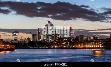 Londres, Angleterre, Royaume-Uni - 14 septembre 2018 : Le soleil se couche derrière les toits de la ville de Londres, dans le quartier des affaires avec des gratte-ciel et de construction c Banque D'Images