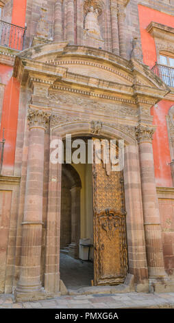 Élaborer des porte-les portes avant et l'entrée de la jolie bâtisse en pierres-Casa de Cultura Banamex, à San Miguel de Allende, Mexique Banque D'Images