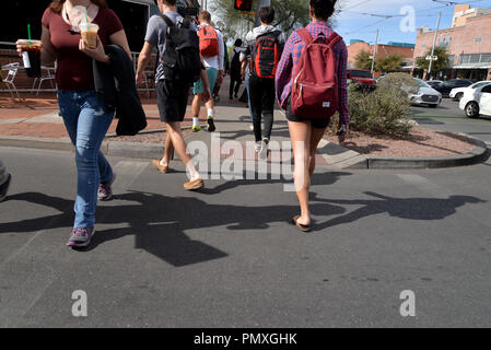 Les piétons marcher le long du Boulevard de l'université près de la porte principale de la campus de l'Université de l'Arizona, Tucson, Arizona, USA. Banque D'Images