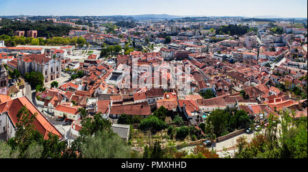 Leiria, Portugal. La ville de Leiria vu du château de Leiria. Cityscape et Skyline Banque D'Images