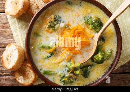 Le brocoli soupe au fromage servi avec du pain grillé close-up dans un bol sur la table. haut horizontale Vue de dessus Banque D'Images